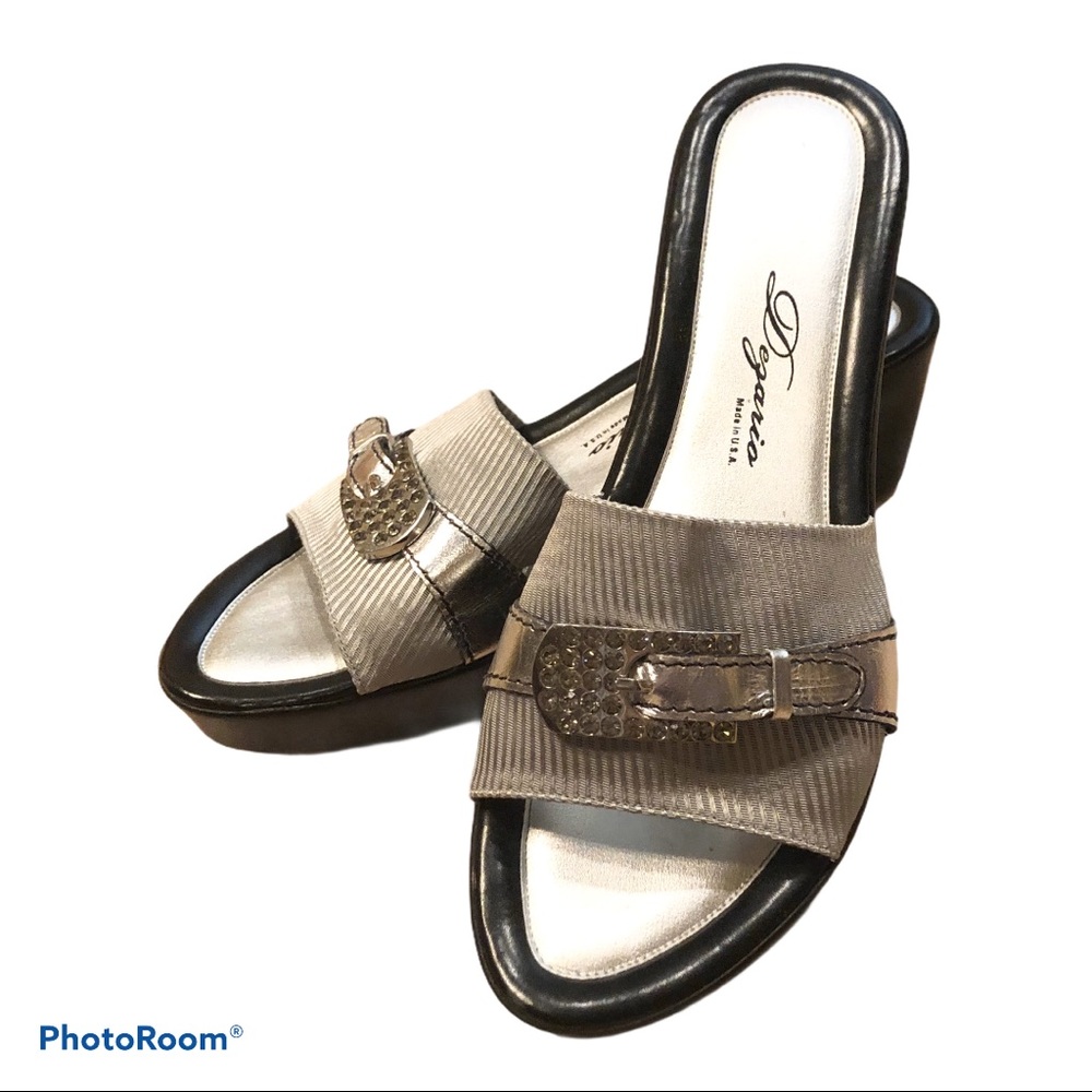 NWOT Dezario silver wedge sandals